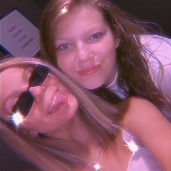 Meet your Posher, Caitlin - Picture 1 of 2